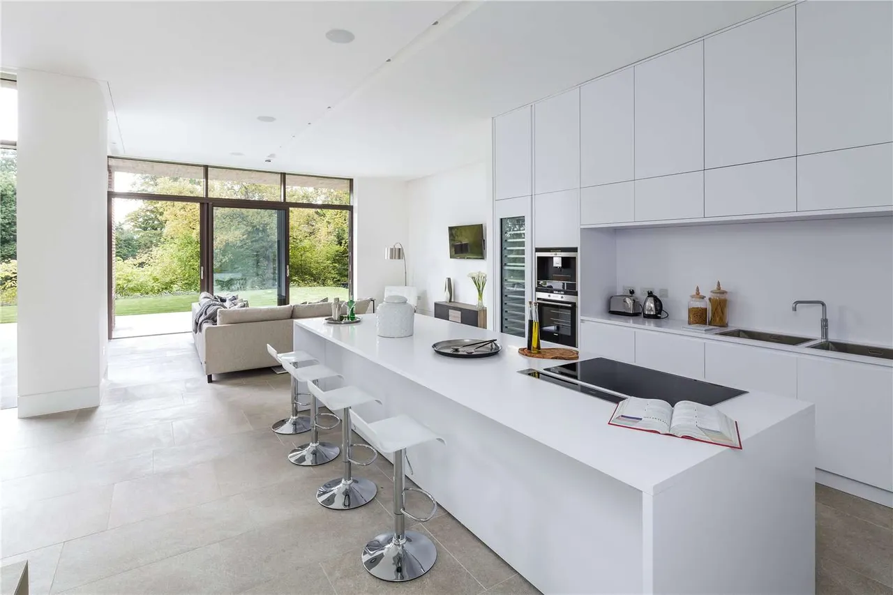 Carrwood, Hale Barns, Altrincham, Greater Manchester, WA15 0EP, photo 6