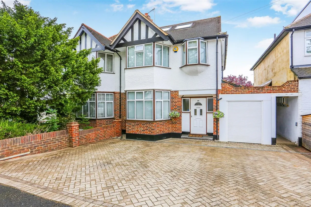 4 bed house for sale — Woodstock Avenue, Sutton, SM3 9EG