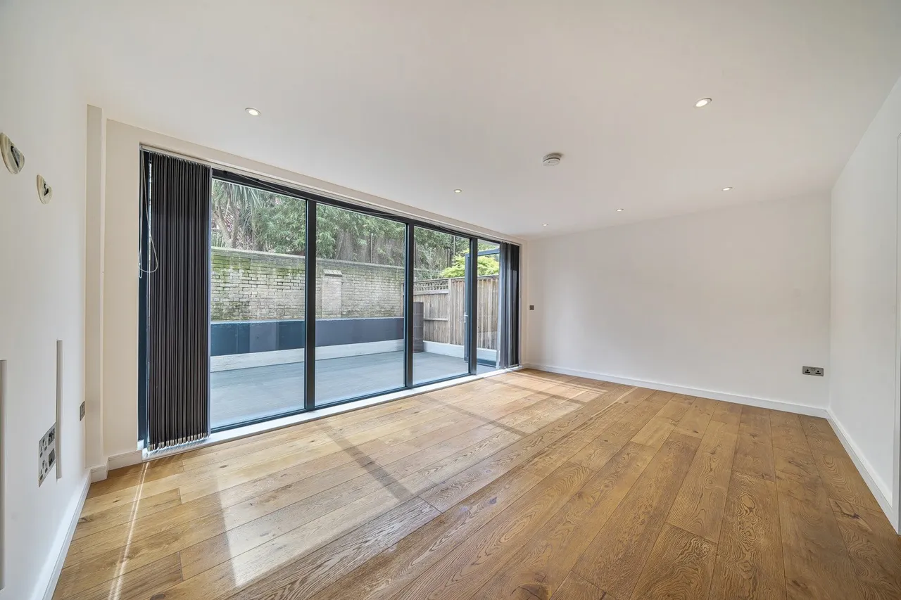 3 bed flat for sale — Hawthorne Crescent, SE10