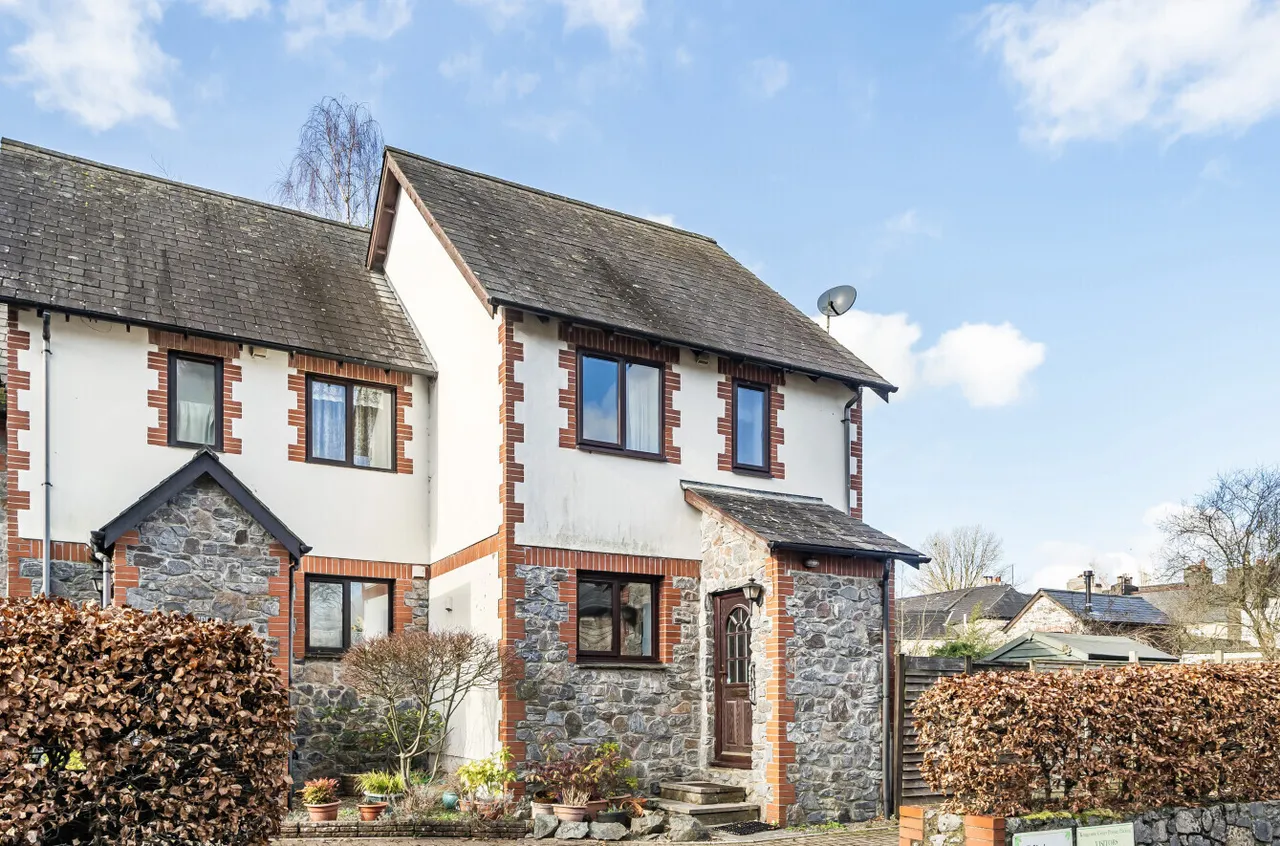 2 bed property for sale, Fore Street, Buckfastleigh, TQ11