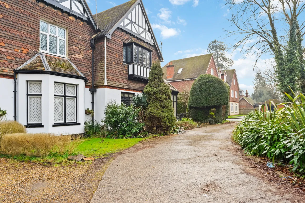 2 bed flat for sale — Bonehurst Road, Horley, Surrey, RH6 8QQ