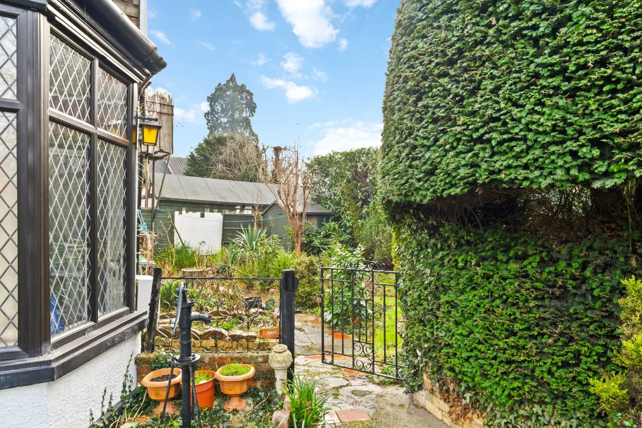 Bonehurst Road, Horley, Surrey, RH6 8QQ, photo 5