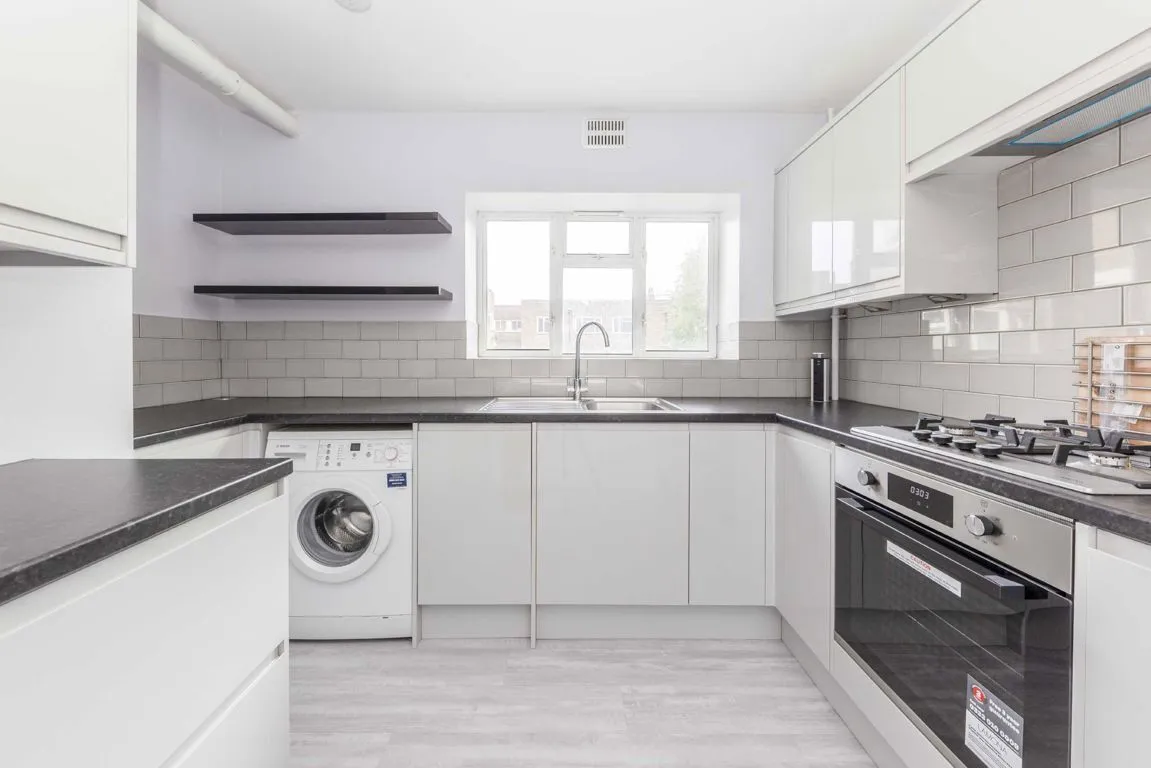 3 bed flat to rent, Gap Road, SW19
