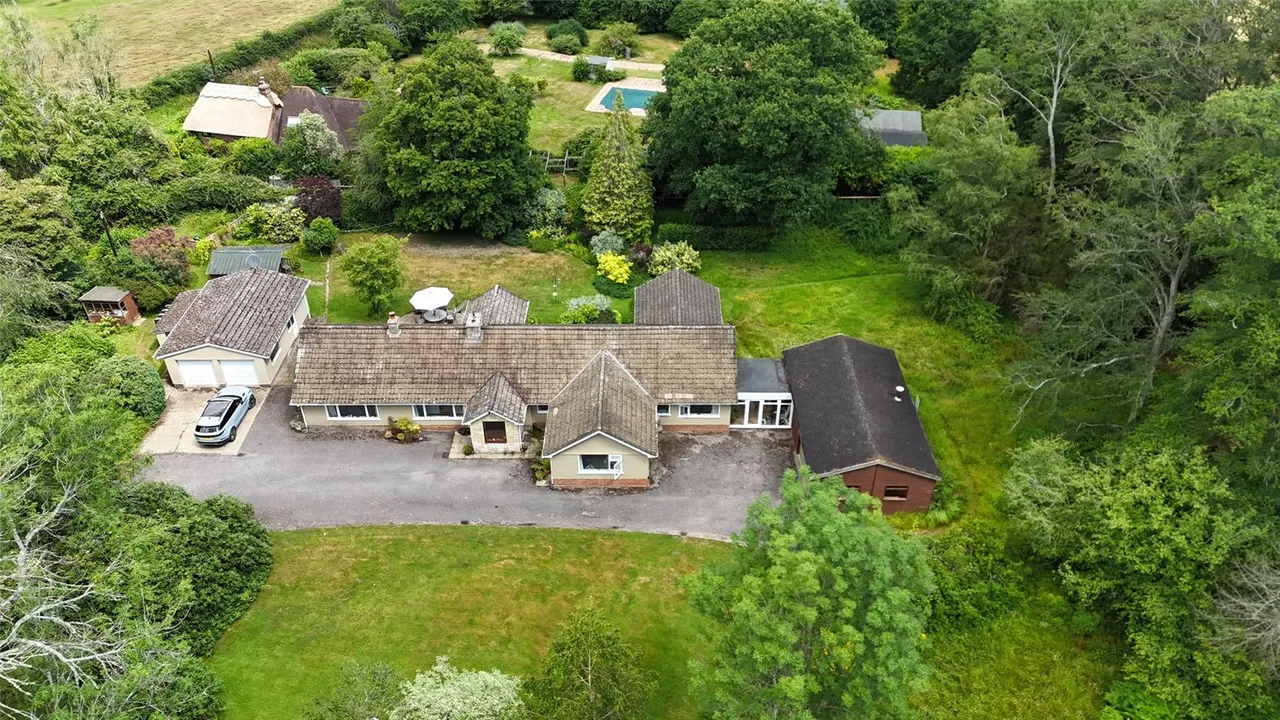 Saunders Lane, Awbridge, Romsey, Hampshire, SO51 0GP, photo 4