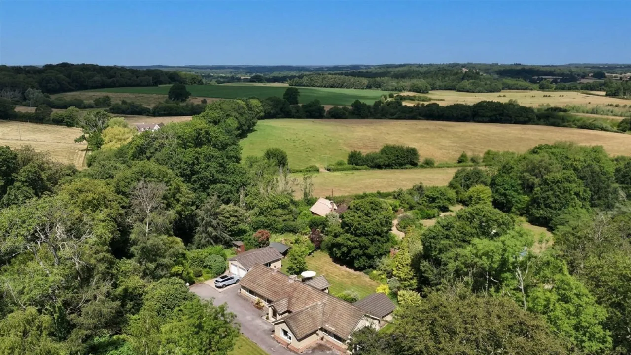 Saunders Lane, Awbridge, Romsey, Hampshire, SO51 0GP, photo 3
