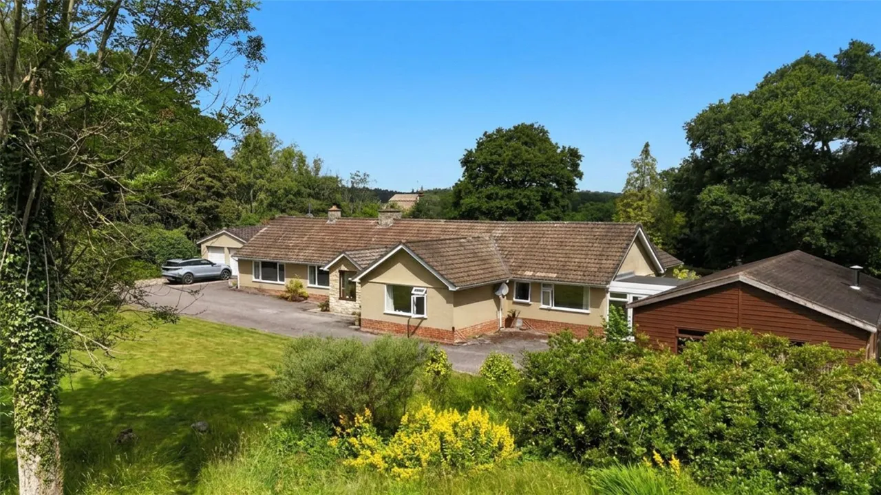 Saunders Lane, Awbridge, Romsey, Hampshire, SO51 0GP, photo 2