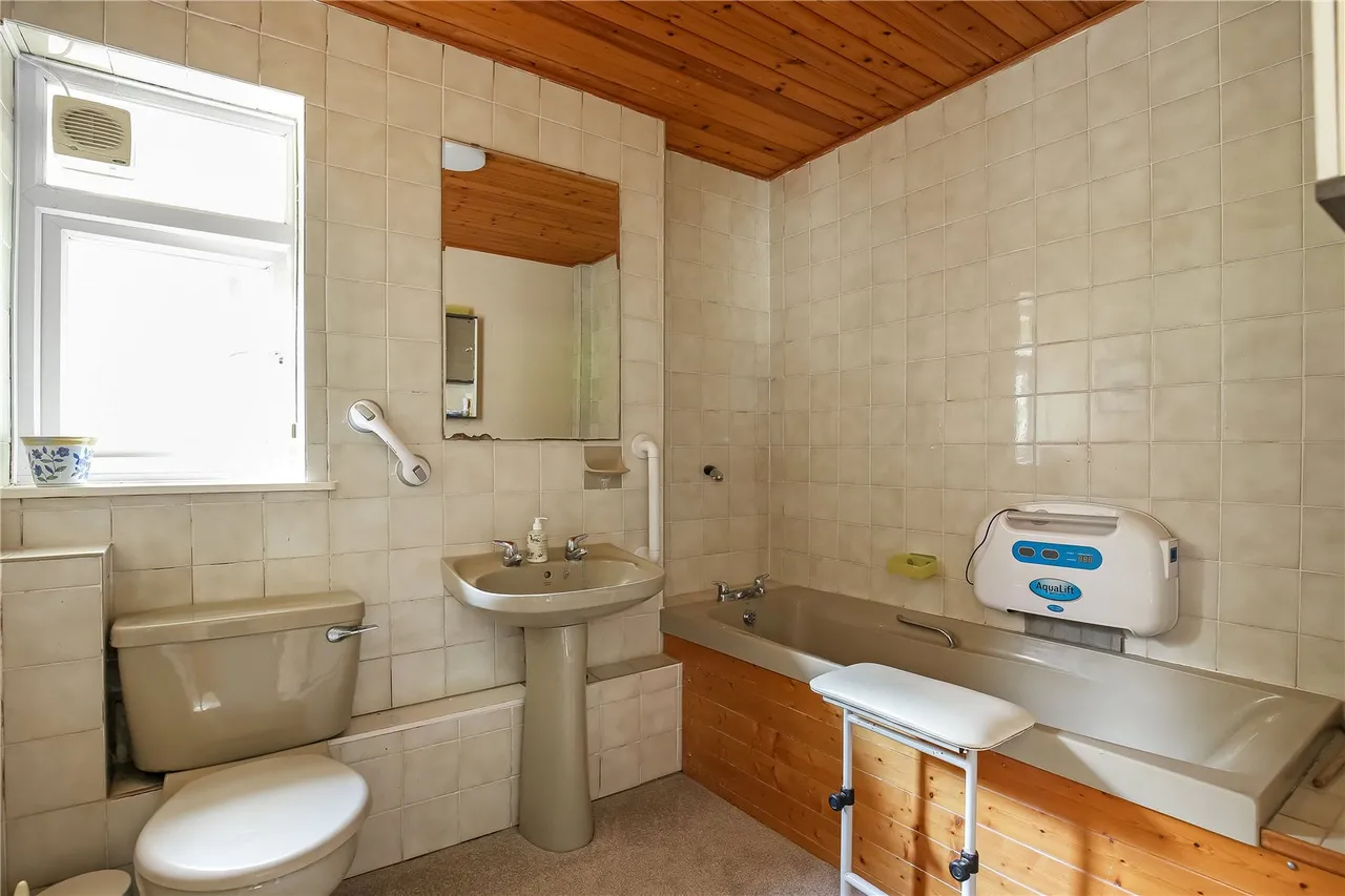 Saunders Lane, Awbridge, Romsey, Hampshire, SO51 0GP, photo 13