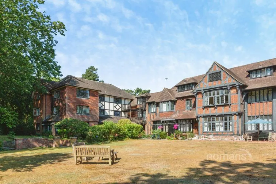 2 bed flat to rent, Branksome Park Road, Camberley, GU15