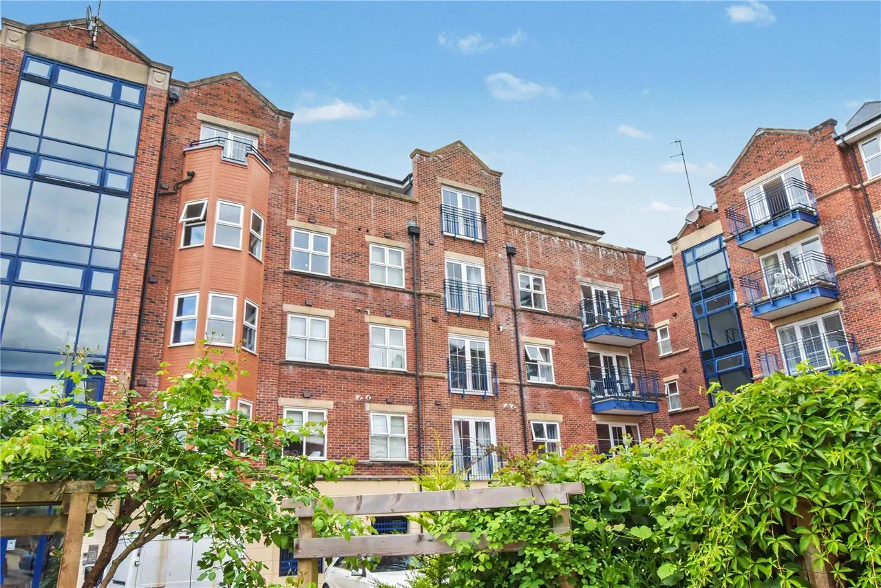 2 bed flat for sale, Carisbrooke Road, Far Headingley, LS16