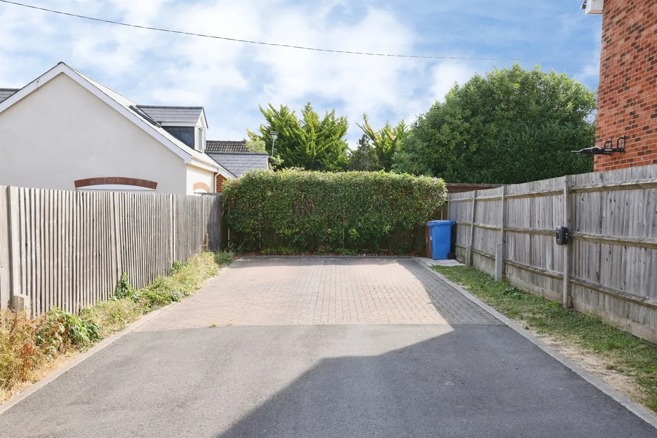 Wyke Court, Picket Piece, SP11, photo 11