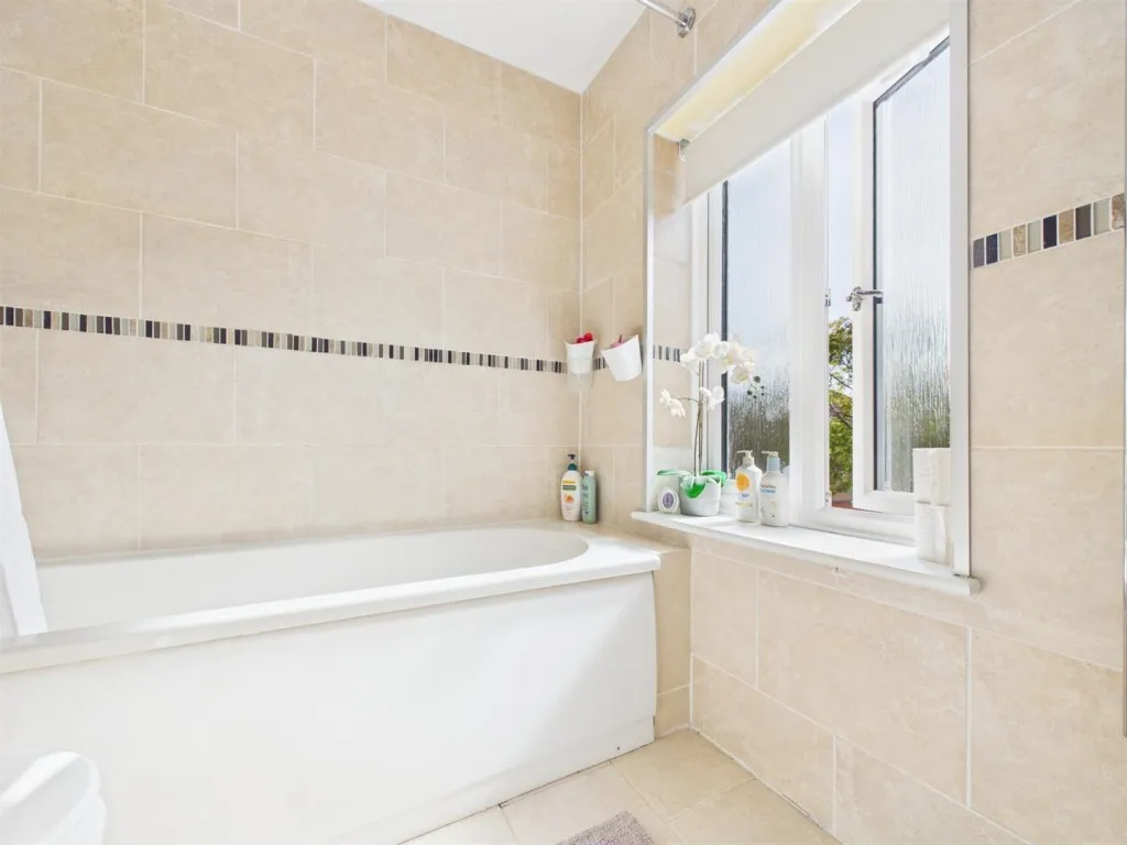 Saunders Place, Fairford Leys, photo 10