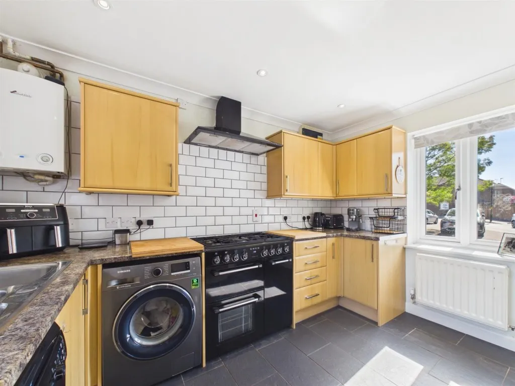 Saunders Place, Fairford Leys, photo 5