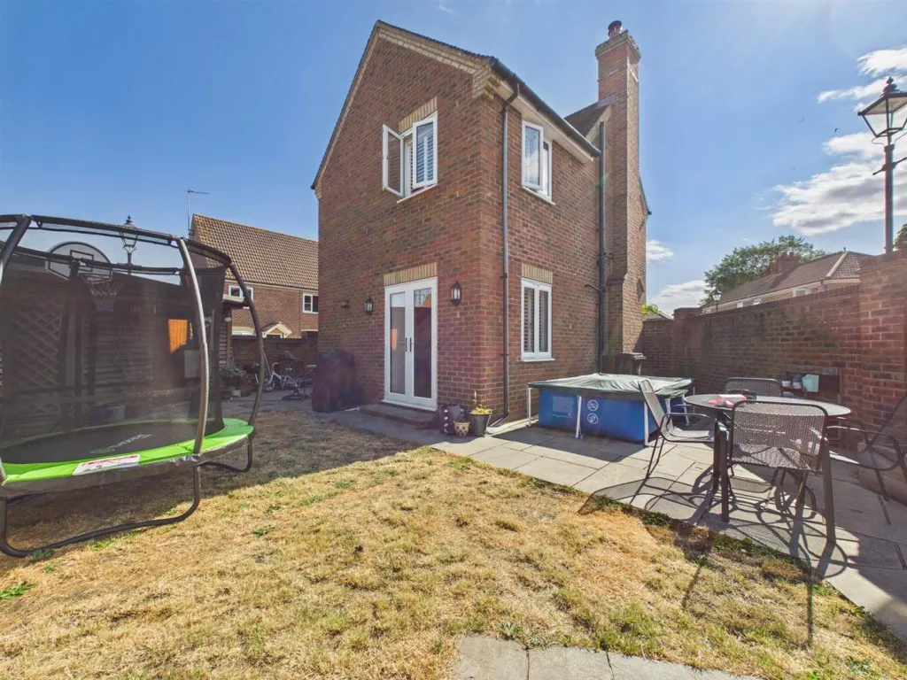 Saunders Place, Fairford Leys, photo 12