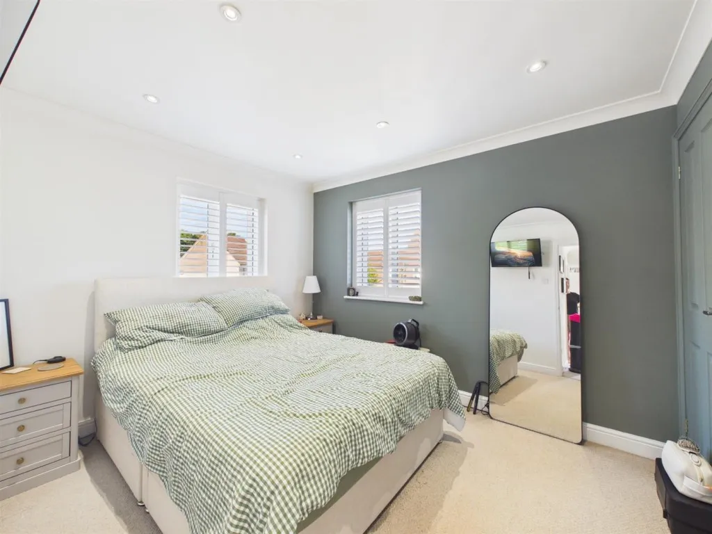 Saunders Place, Fairford Leys, photo 7