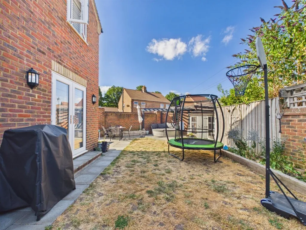 Saunders Place, Fairford Leys, photo 14