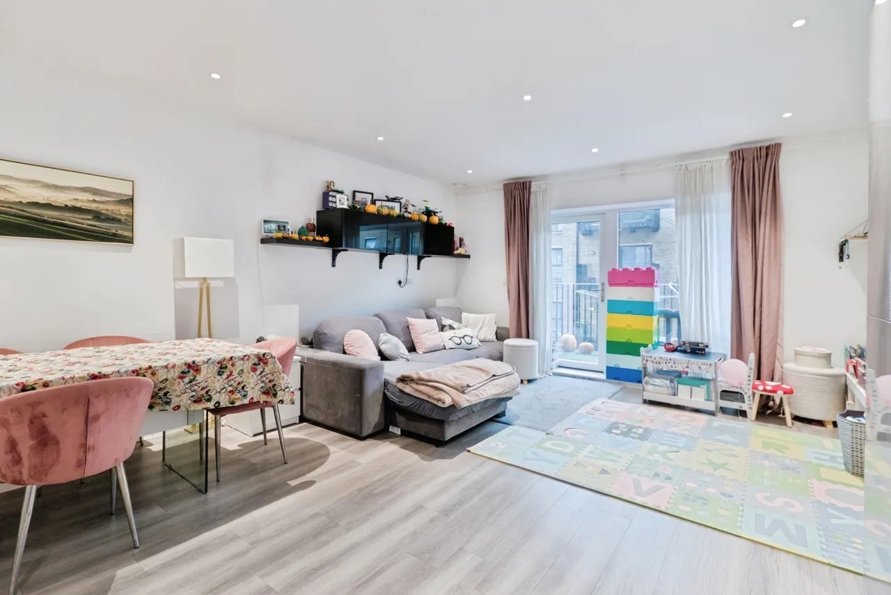 2 bed flat for sale, Rolfe Terrace, London, SE18
