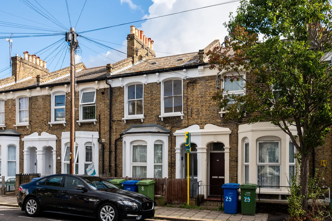 1 bed flat for sale — 27b Kincaid Road, London