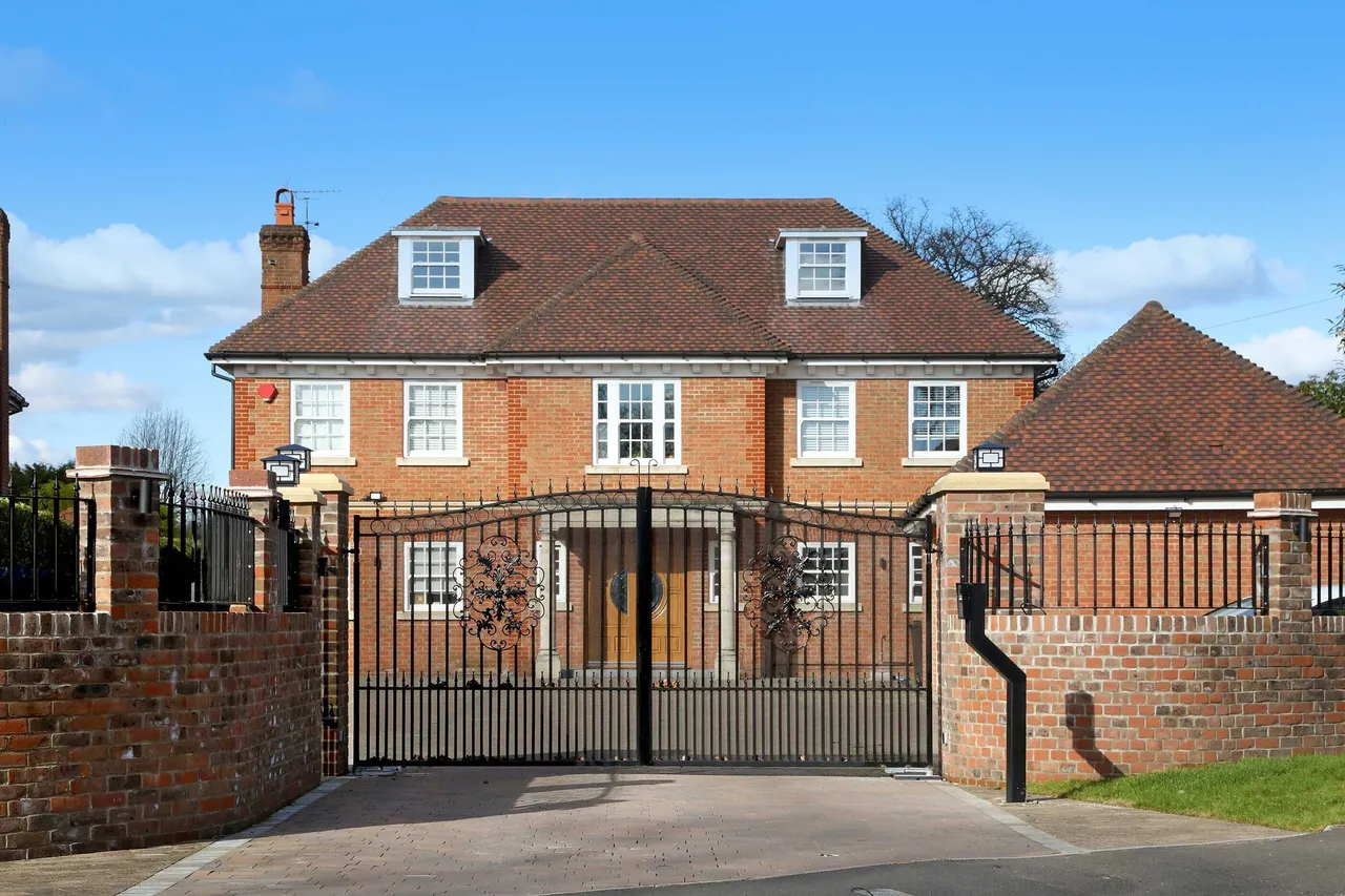 6 bed house for sale — Templewood Lane, Farnham Common, SL2