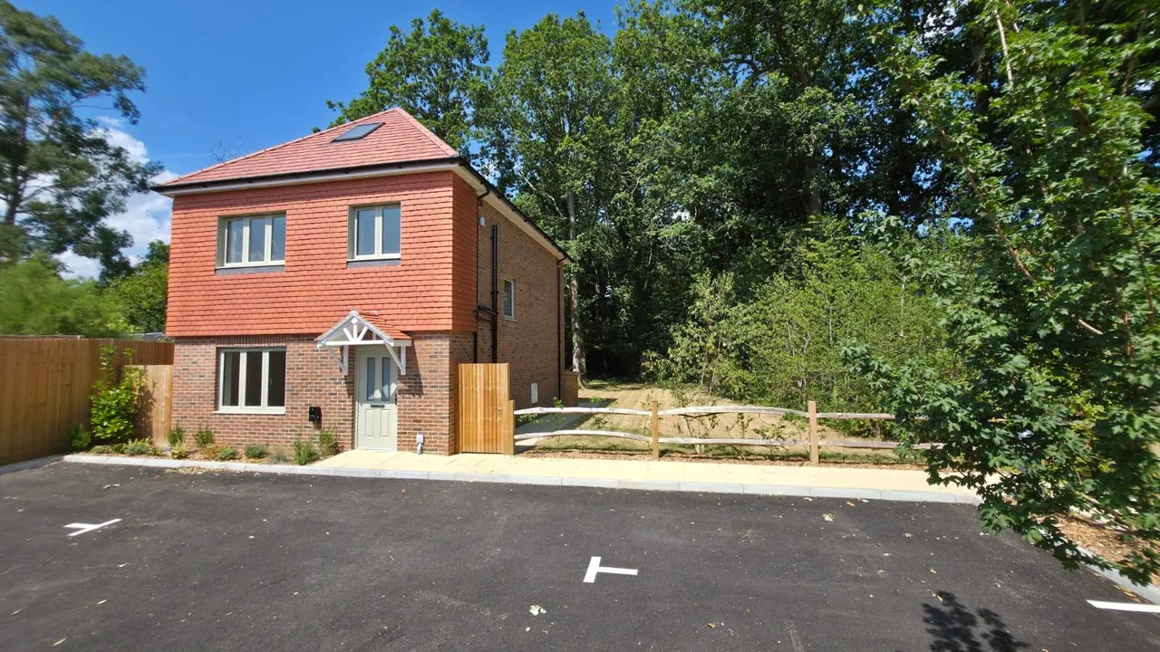 4 bed house for sale, Weatherhill Road, Smallfield, RH6