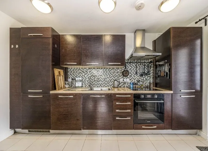 The Vale, Acton, W3, photo 2