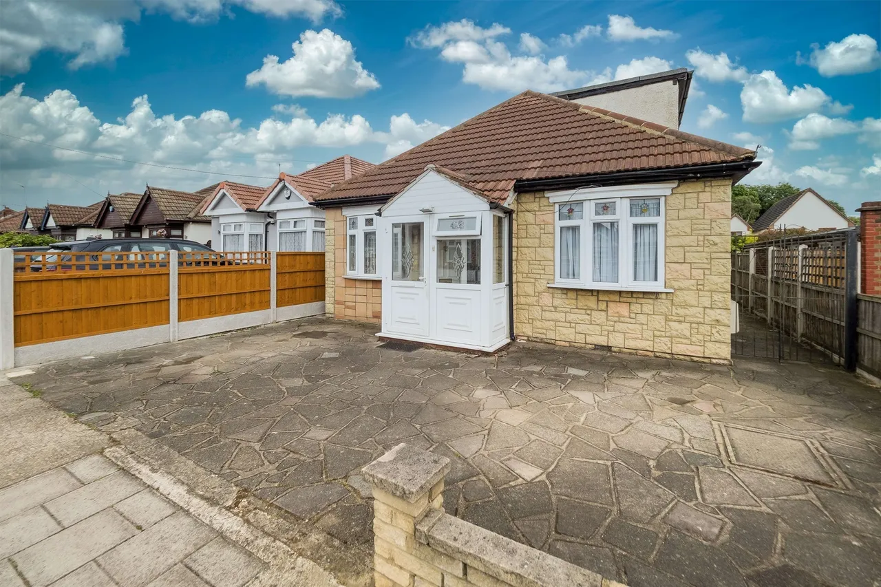 5 bed house for sale — Betterton Road, Rainham