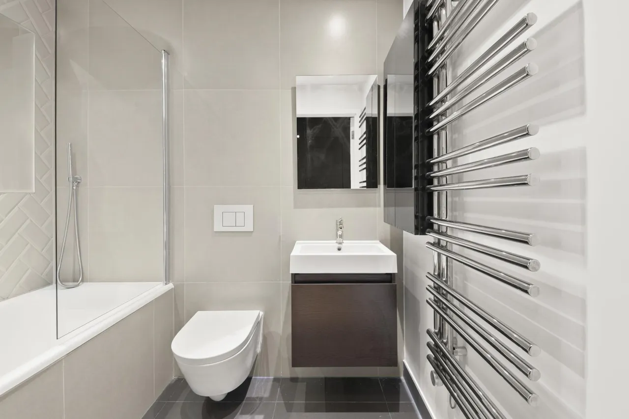 Western Avenue, Greenford, UB6, photo 6