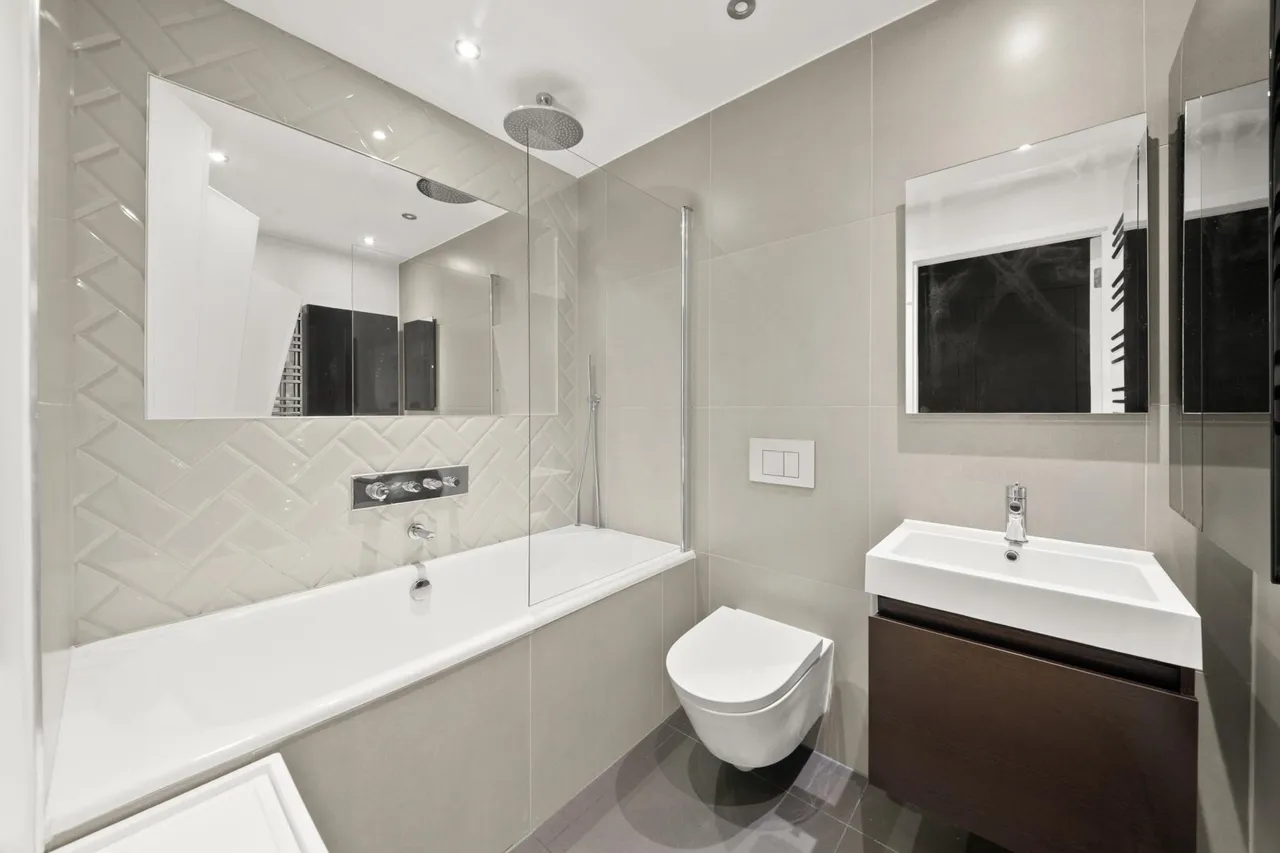 Western Avenue, Greenford, UB6, photo 5