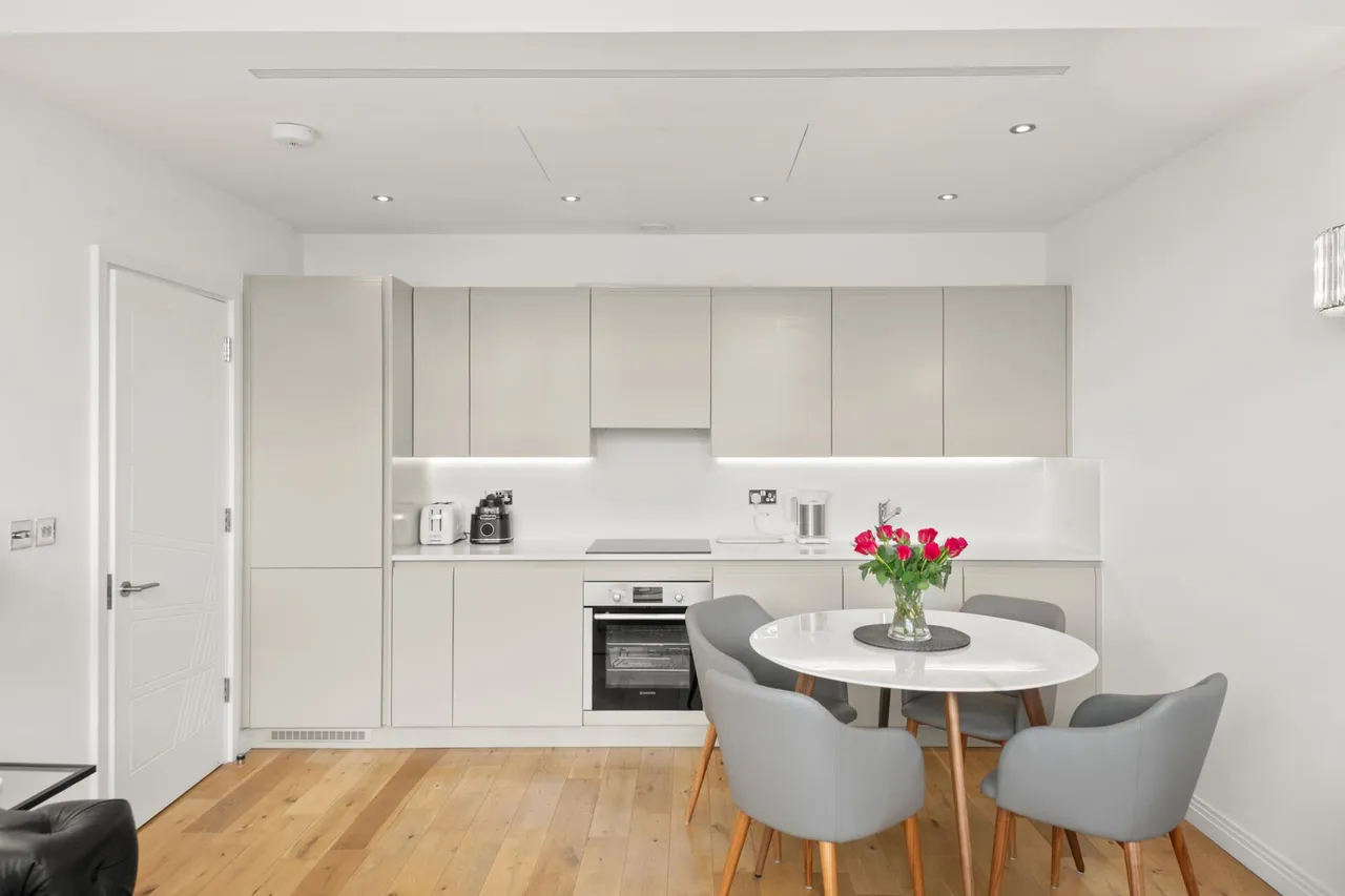 Western Avenue, Greenford, UB6, photo 3