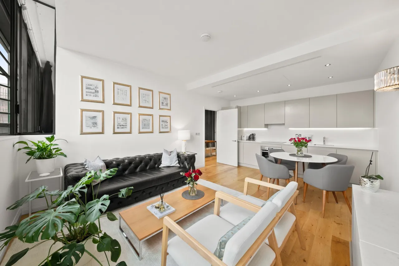Western Avenue, Greenford, UB6, photo 8