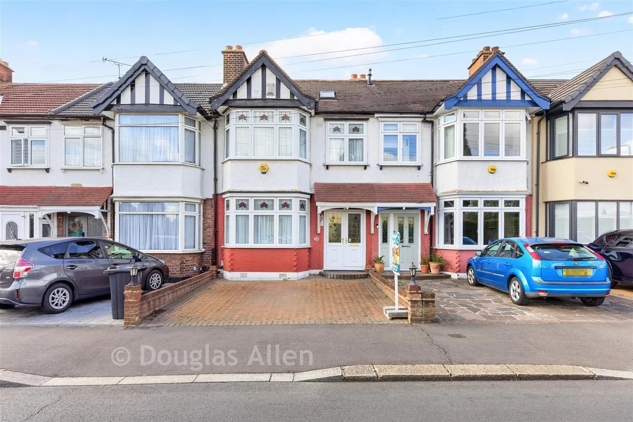 3 bed house for sale, Christie Gardens, Romford, RM6