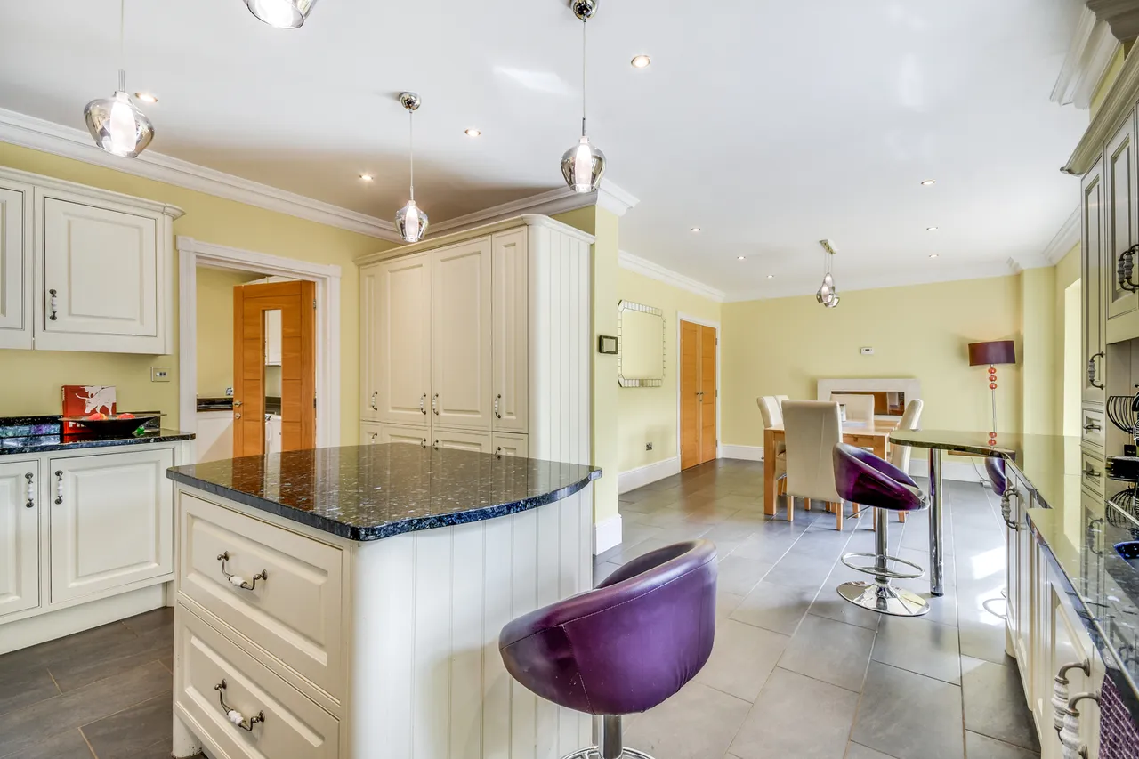 7 Bristowe Avenue, Great Baddow, Chelmsford, Essex, CM2 7JJ, photo 2