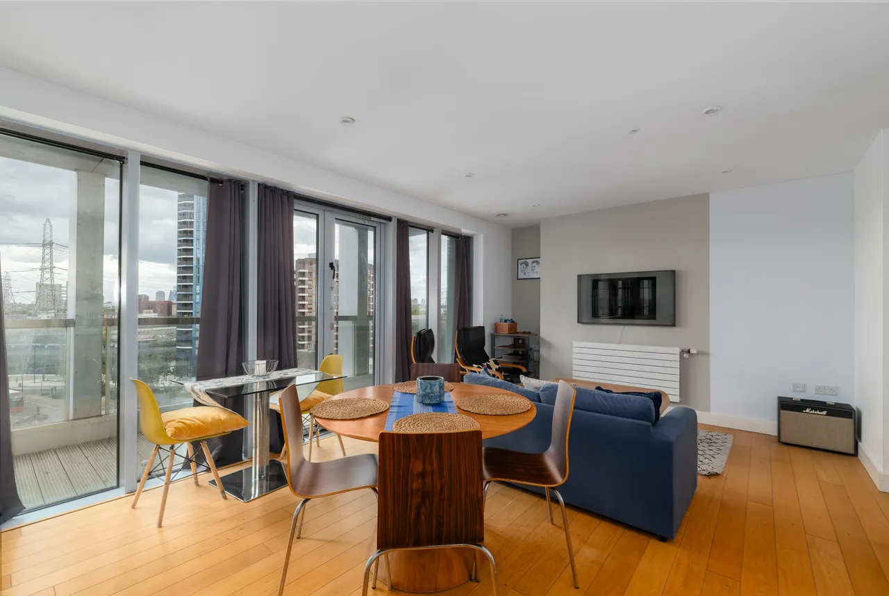2 bed flat for sale — Barking Road, London, E16