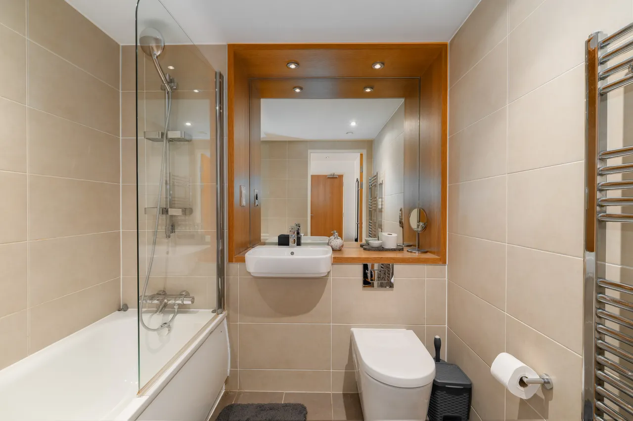 Barking Road, London, E16, photo 8