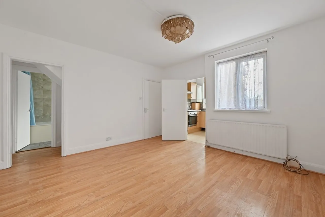 Greenford Avenue, London, W7, photo 5