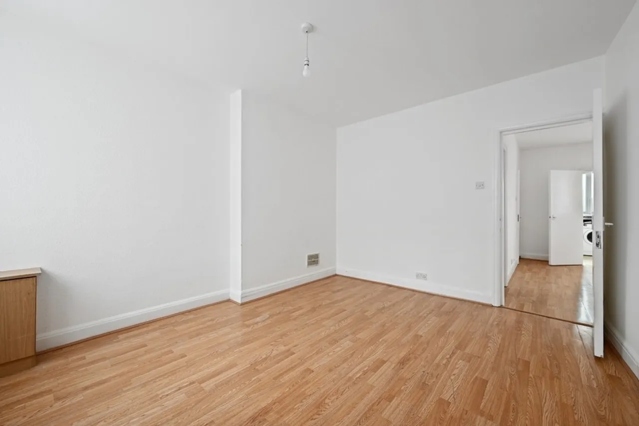 Greenford Avenue, London, W7, photo 15