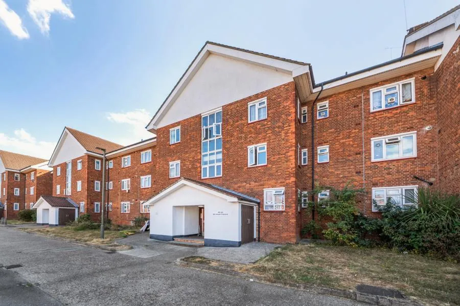 3 bed flat for sale, Elmshurst Crescent, London, N2
