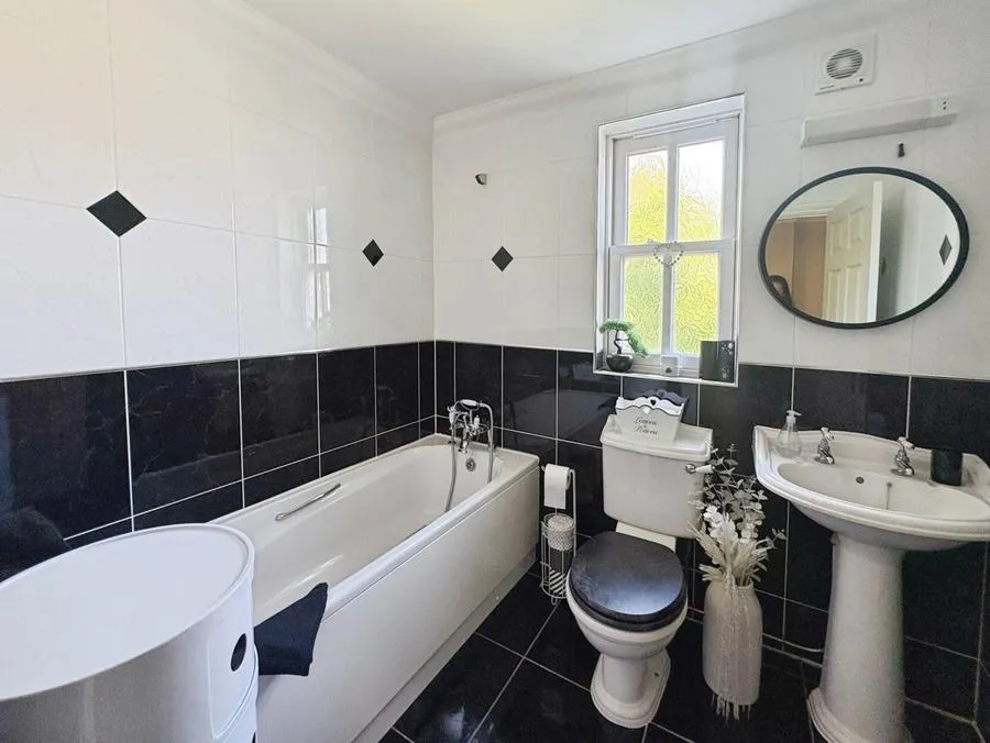 Millfield Avenue, East Cowes, PO32, photo 15