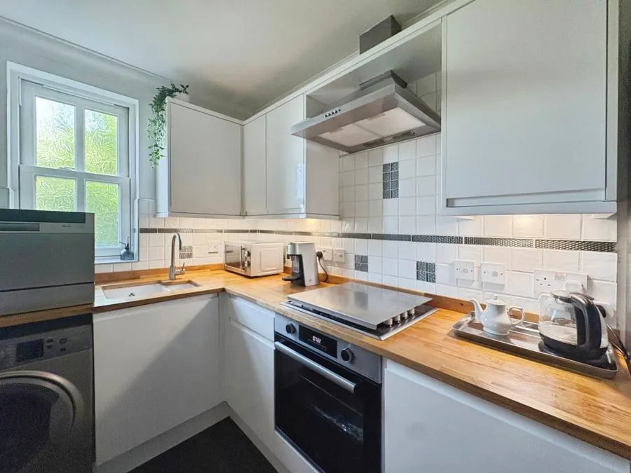Millfield Avenue, East Cowes, PO32, photo 2