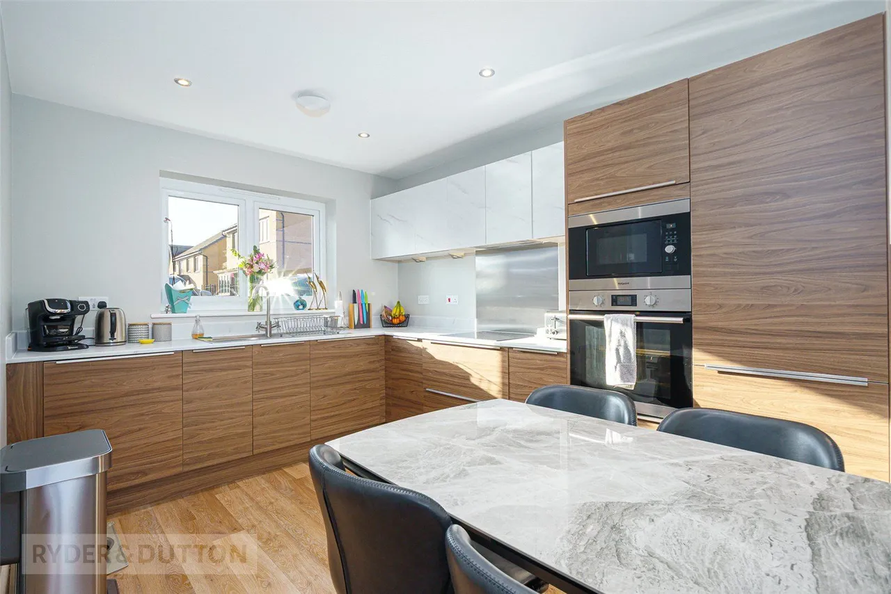 Turnstone Way, Crosland Moor, HD4, photo 2