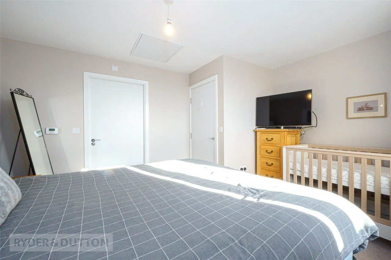 Turnstone Way, Crosland Moor, HD4, photo 9