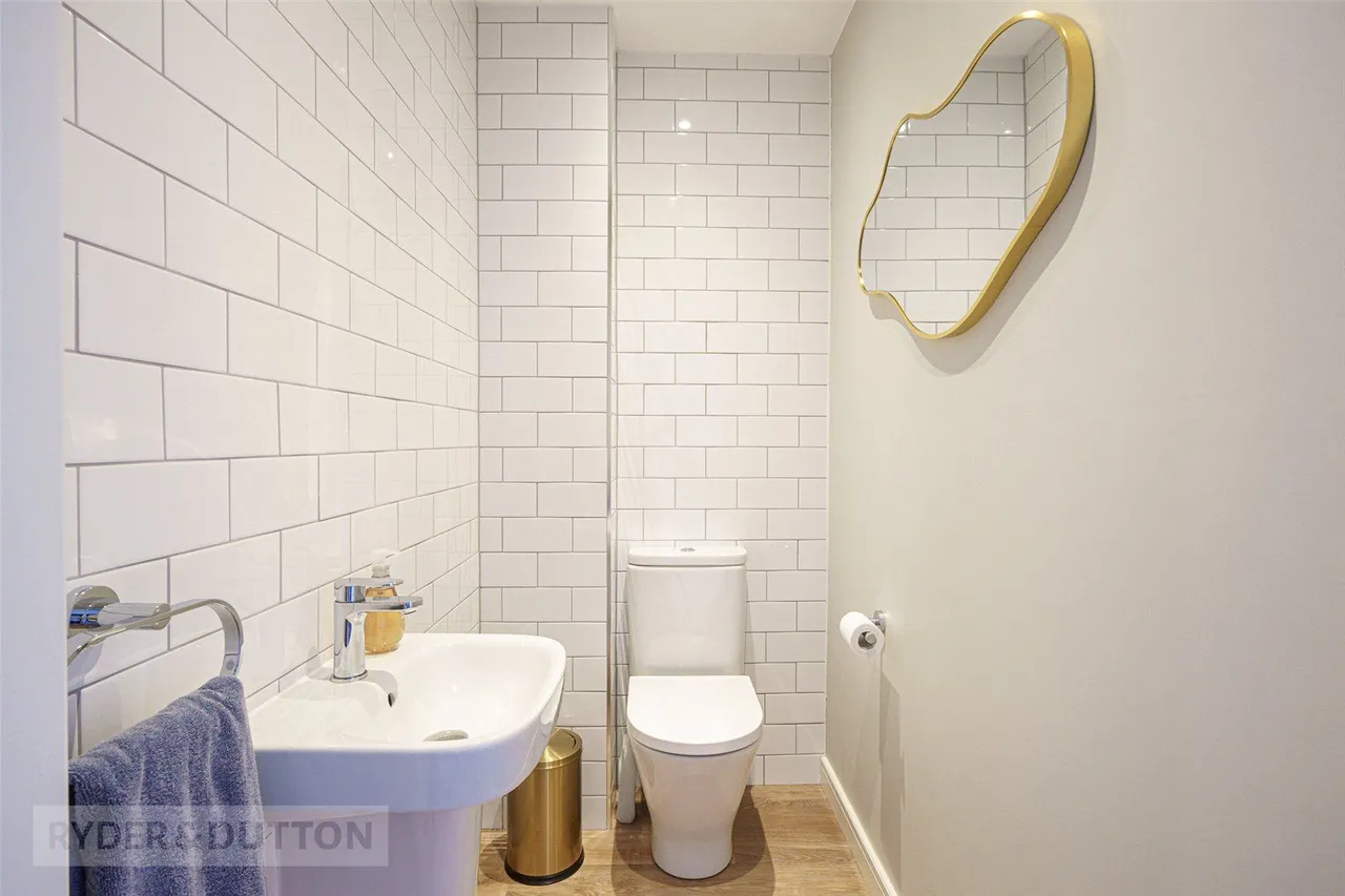 Turnstone Way, Crosland Moor, HD4, photo 7