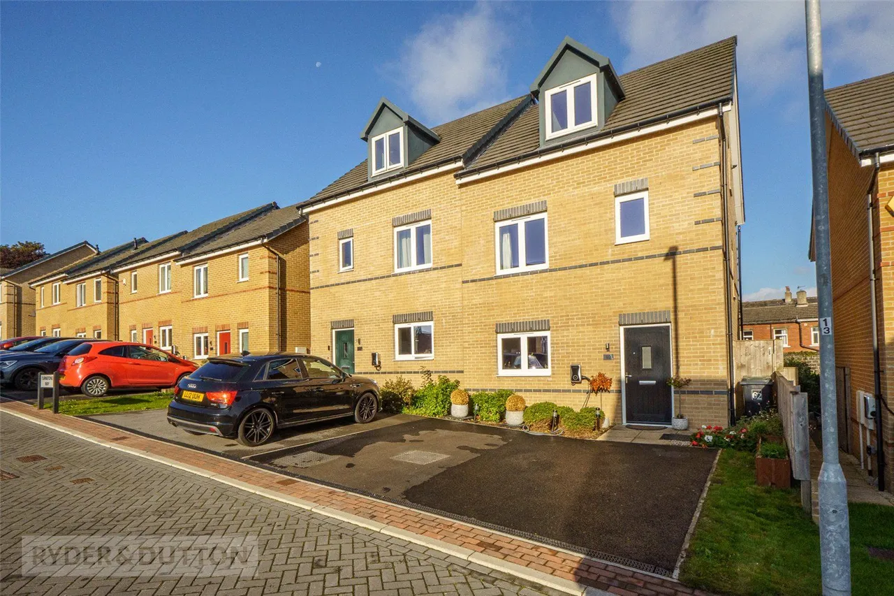 Turnstone Way, Crosland Moor, HD4, photo 18