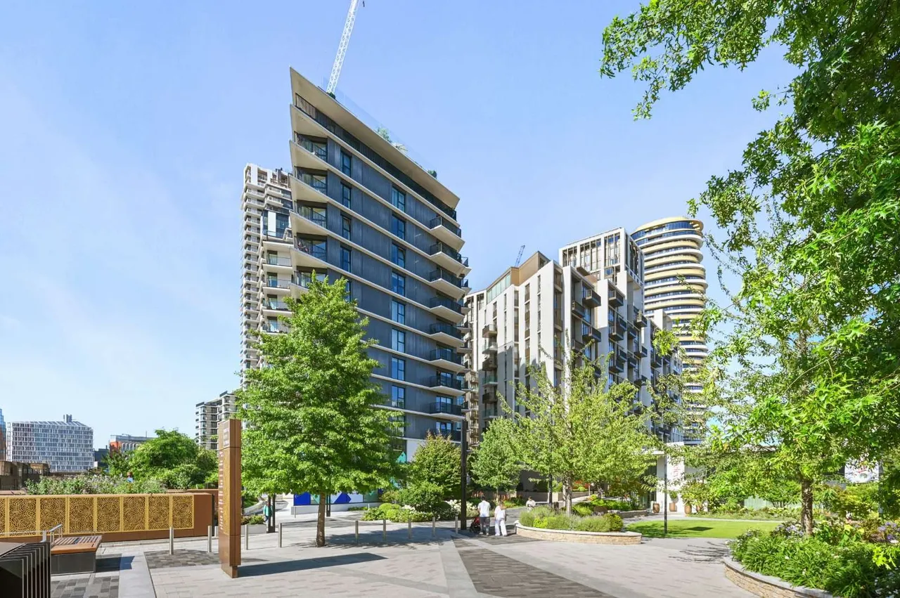 2 bed flat for sale, Fountain Park Way, London, W12