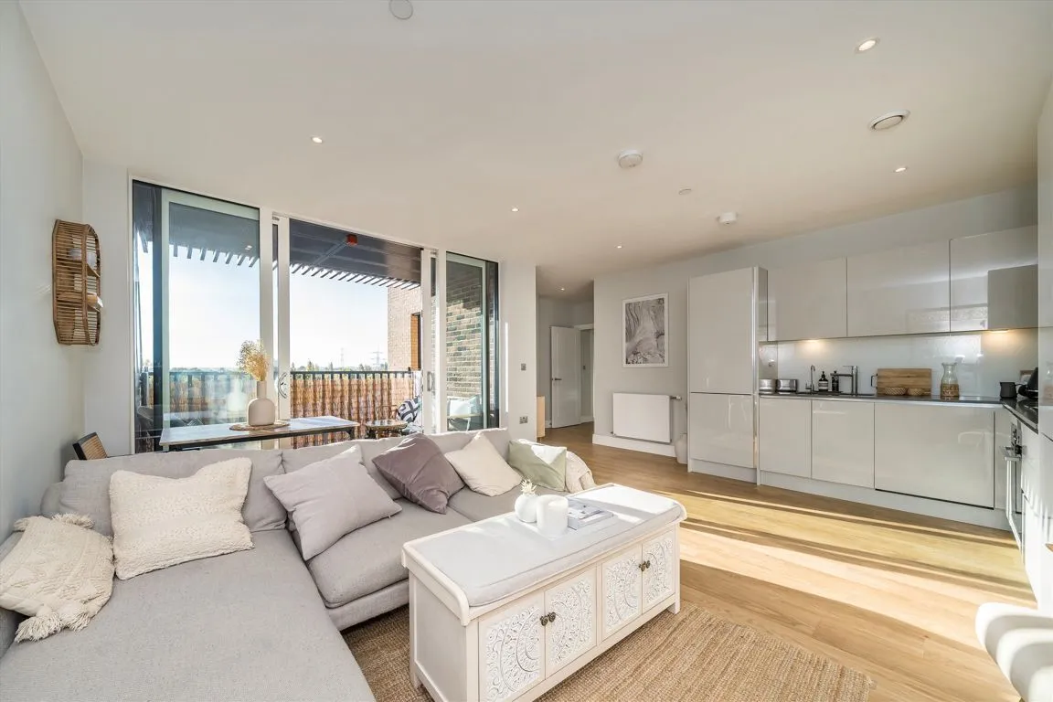 2 bed flat for sale, Greyhound Parade, SW17