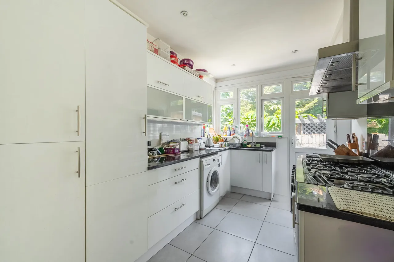 2 Hale Drive, London, photo 11