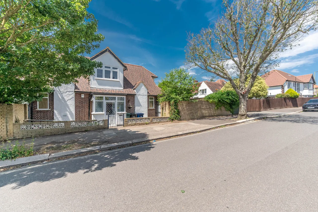 4 bed house for sale — 2 Hale Drive, London
