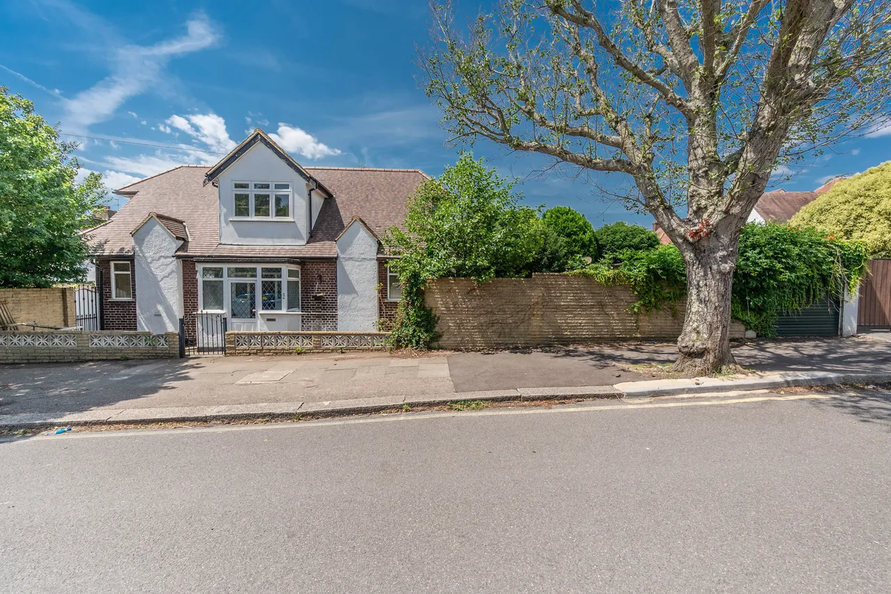 2 Hale Drive, London, photo 6