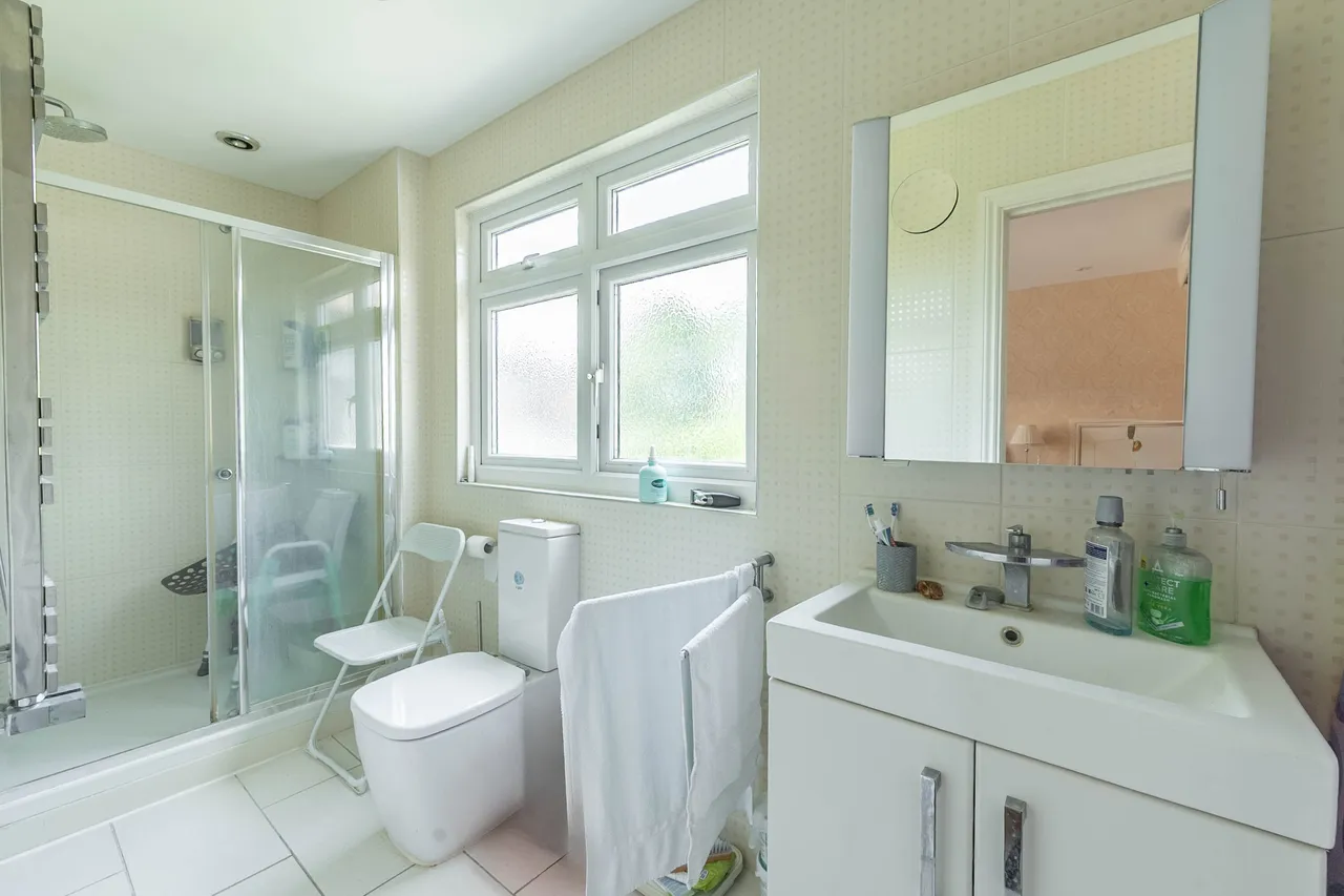2 Hale Drive, London, photo 9