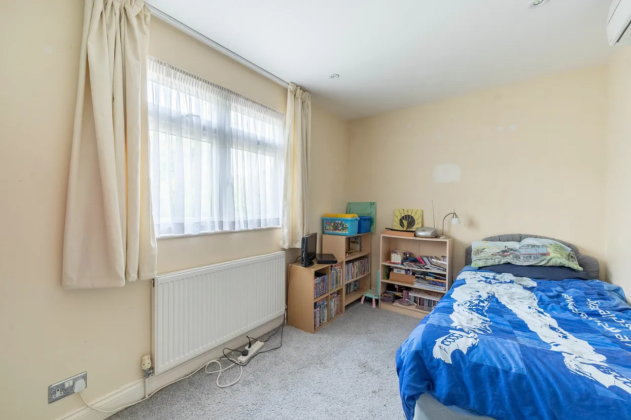 2 Hale Drive, London, photo 8
