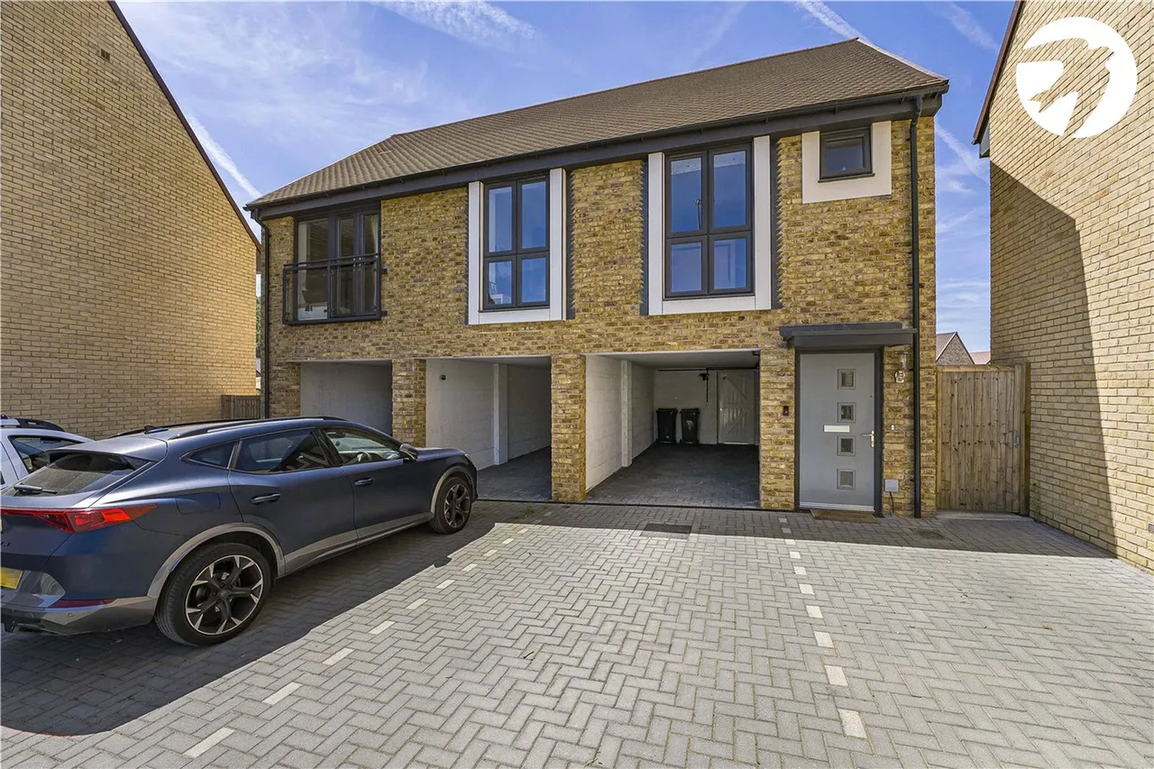 2 bed 2 bedroom property for sale, Castle Hill Drive, Ebbsfleet Valley, DA10